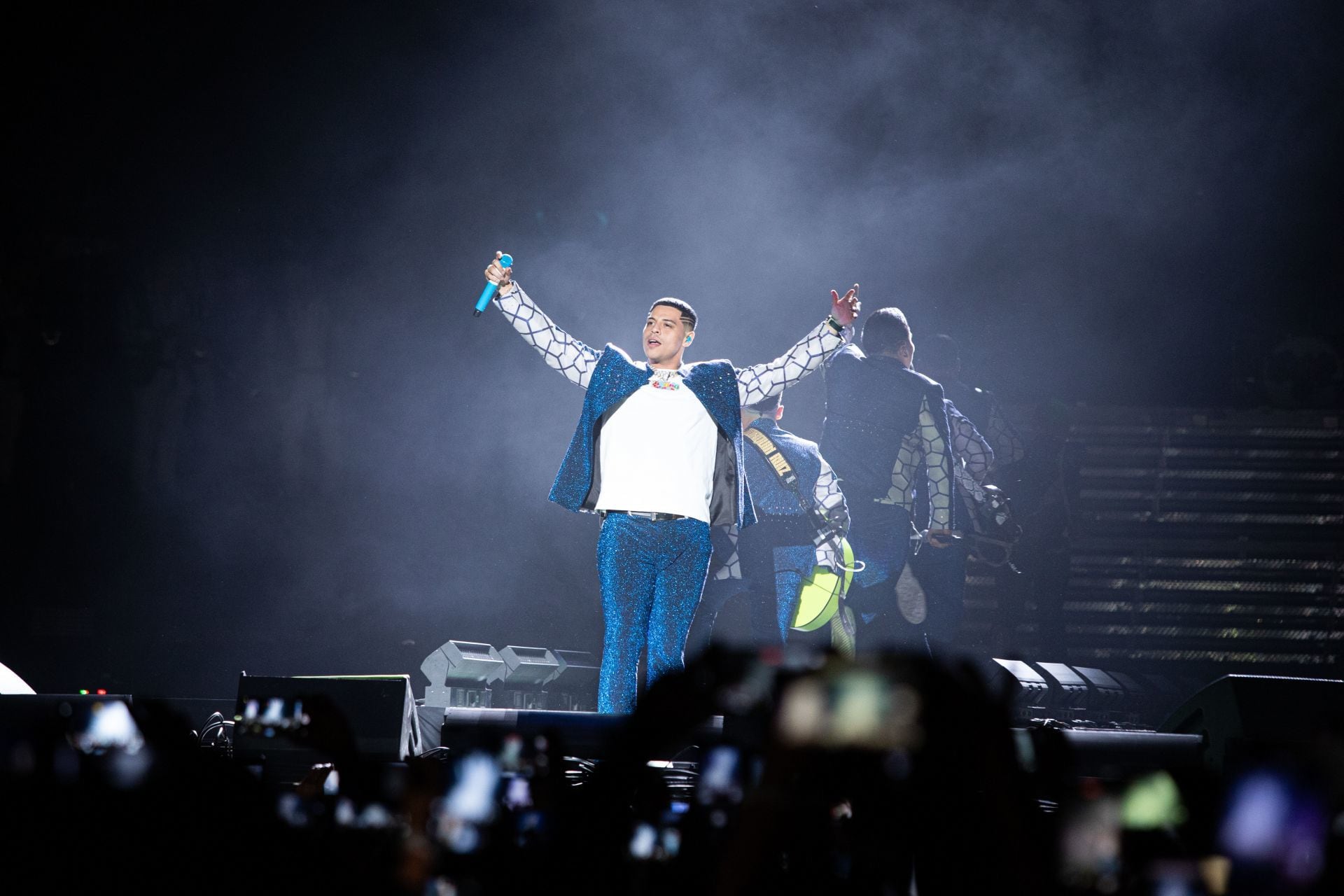 Eduin Caz , vocalista de Grupo Firme en el Foro Sol.