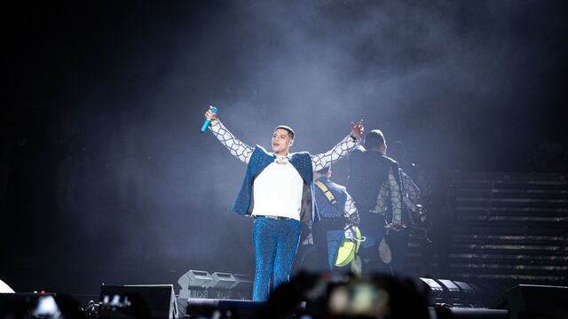 Eduin Caz , vocalista de Grupo Firme en el Foro Sol.