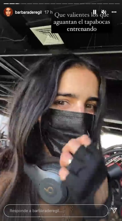 Bárbara de Regil posa en traje de baño.