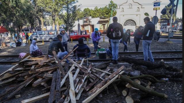 Esta situación se agrava porque también mantienen plantones en 30 ayuntamientos de Michoacán,