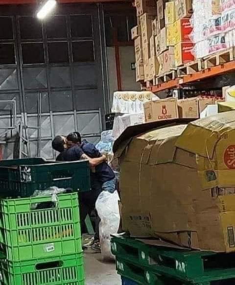 Hombre da “abrazo de Navidad”