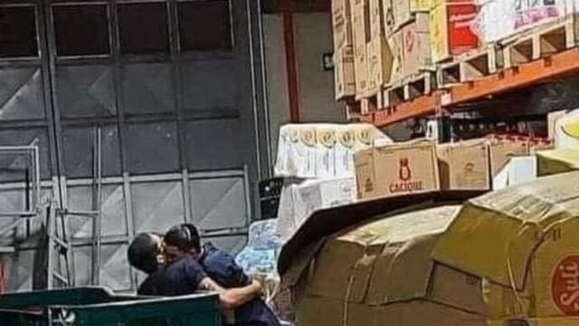 Hombre da “abrazo de Navidad”