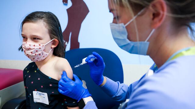 Vacunación a niña en Estados Unidos