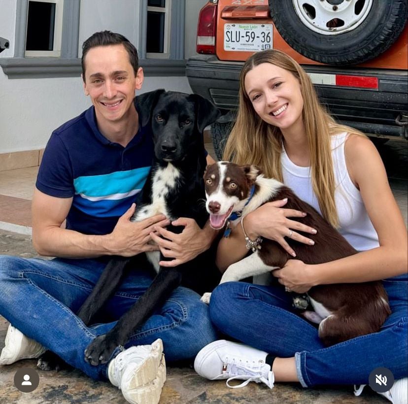 Lalo Leal con su esposa y perritos