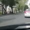 VIDEO: Perrito abandonado corre tras taxi que buscaba deshacerse de él en CDMX