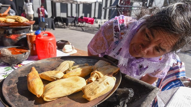 Venta artesanal Candelarita en su tercera edición, de tamales y atole