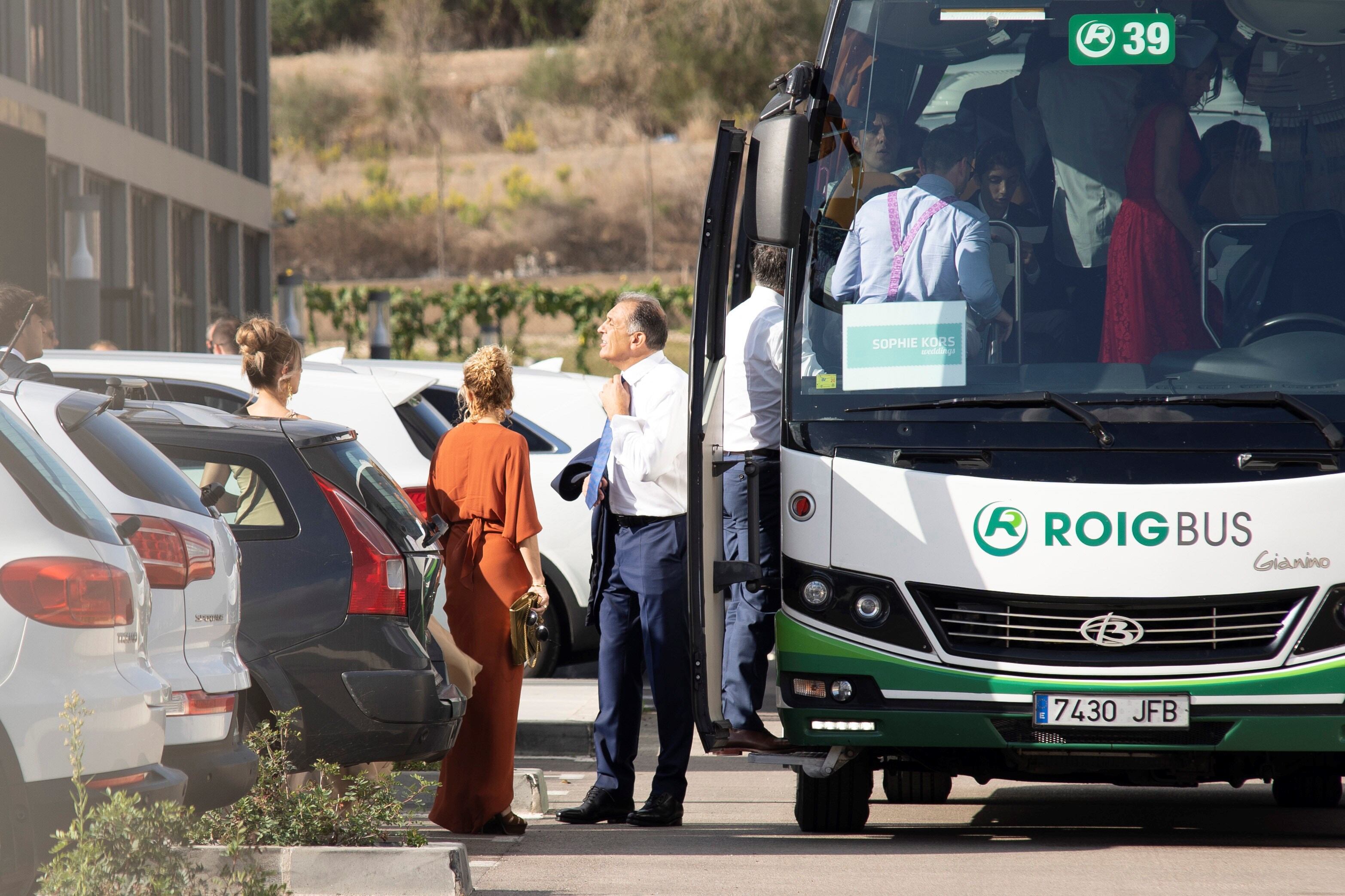 Invitados a la boda de Rafael Nadal llegan en buses.