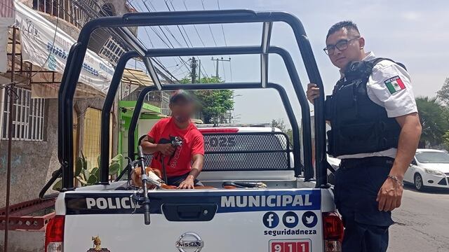 Policías de Neza apoyan a perrito y su dueño a llegar a casa