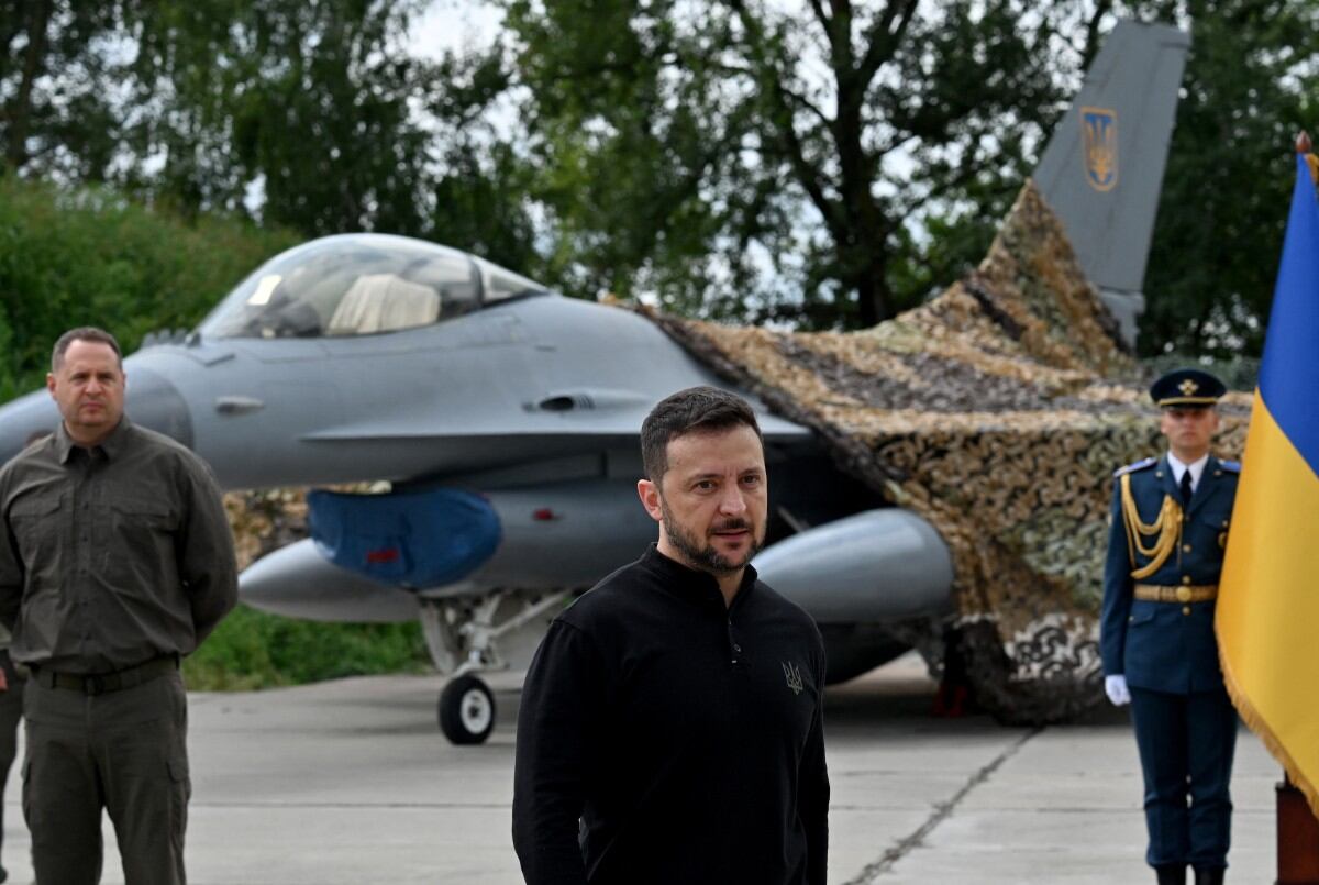 Volodímir Zelenski presume aviones caza F-16 en el marco de la guerra contra Rusia