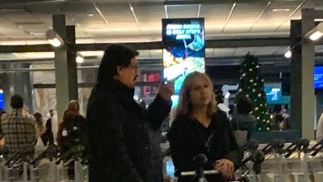 Napoleón Gómez Urrutia en el aeropuerto de Vancouver, Canadá.