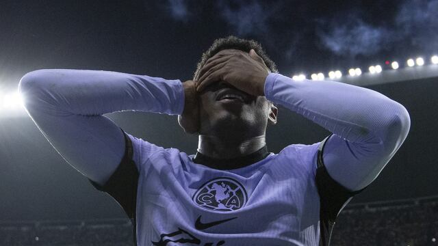 Javairo Dilrosun celebrando su gol