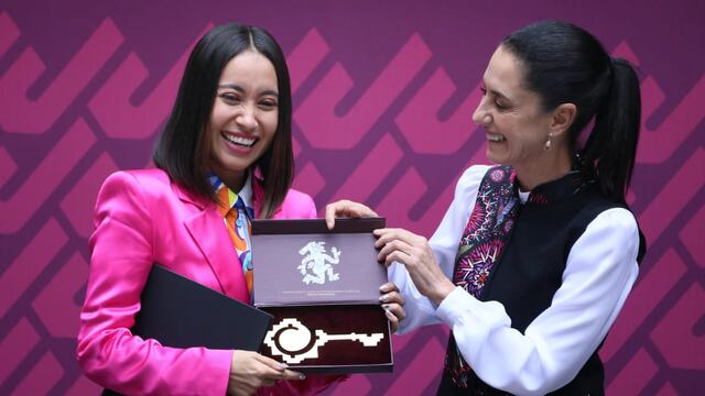 Katya Echazarreta, primera astronauta mexicana, recibe las llaves de la CDMX por parte de Claudia Sheinbaum