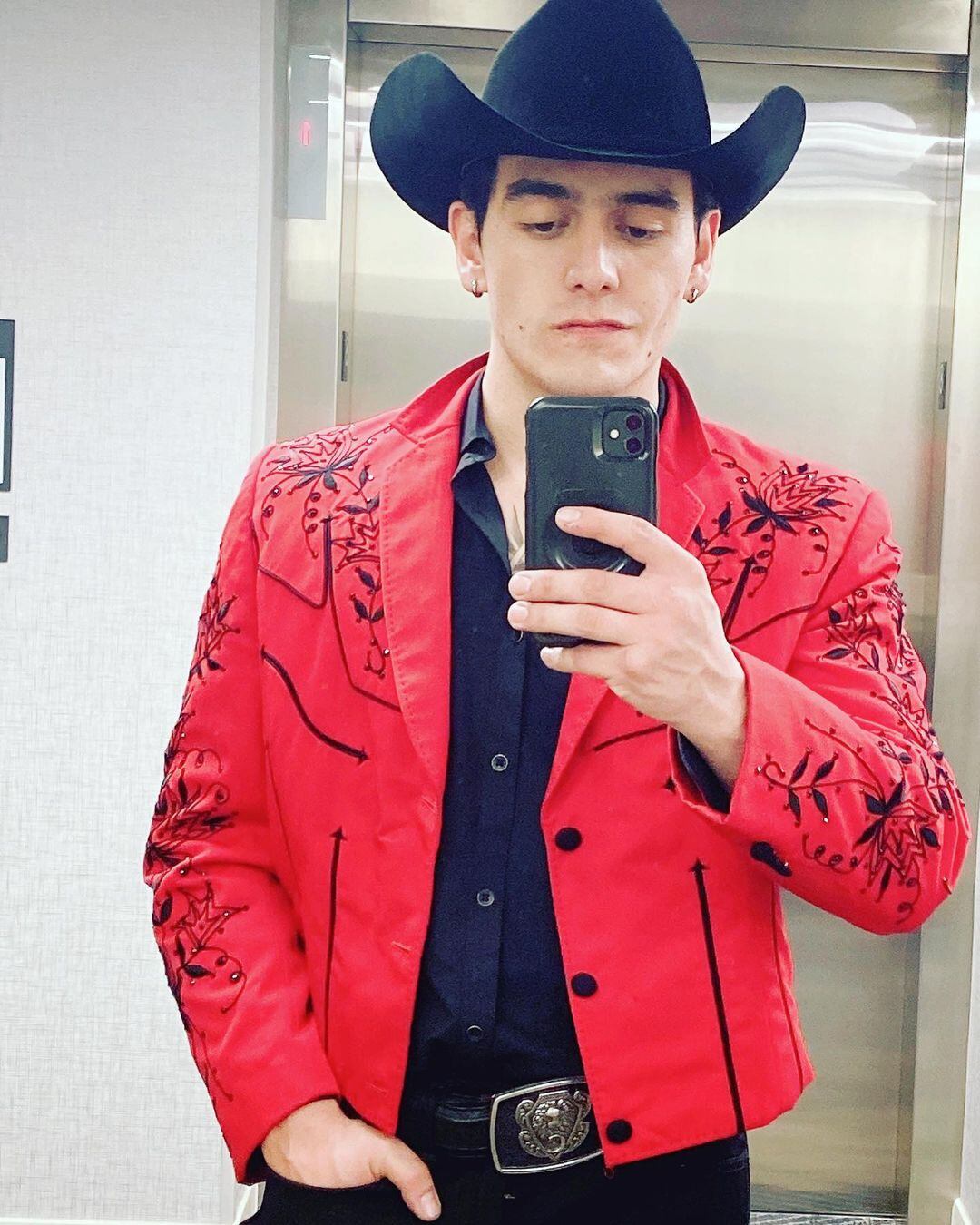 Julián Figueroa, cantante.