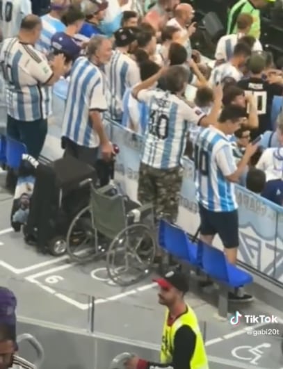 Aficionado argentino se levanta de su silla de ruedas en partido de Lionel Messi y Argentina