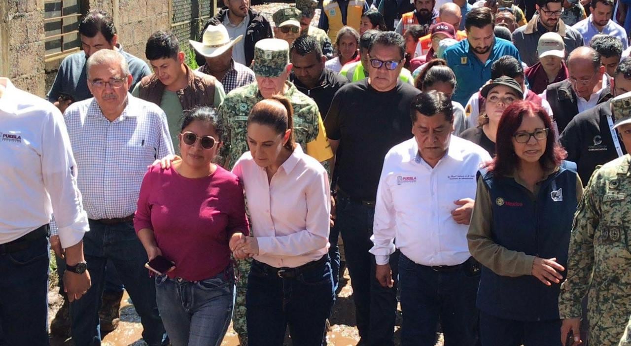 Claudia Sheinbaum escucha a la gente tras inundaciones
