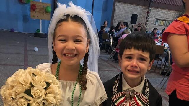 Un niño no deja de llorar durante su "boda" en una kermés