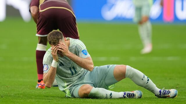 Santiago Giménez, en el partido ante Venezuela.