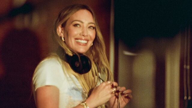 ¿Nuevo disco de Hilary Duff? Anuncia nueva música “o algo” en Instagram emocionando a sus fans por primera vez en una década