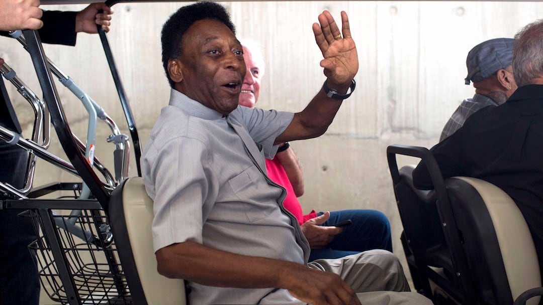Pelé saluda previo a un viaje.