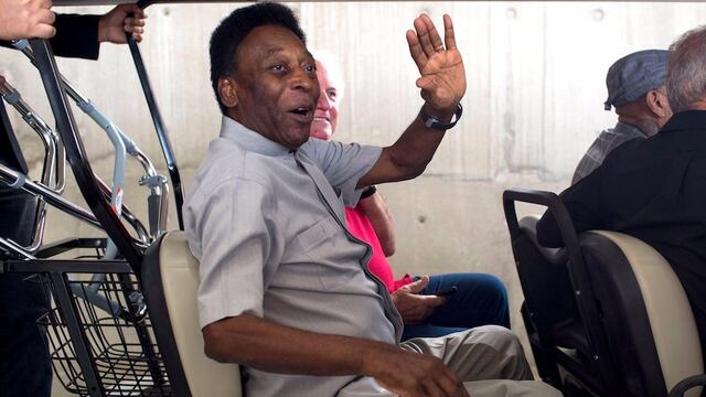 Pelé saluda previo a un viaje.