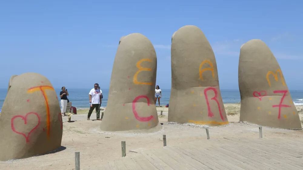 Termina detenida por vandalizar un monumento histórico; escribió “CR7 te amo”