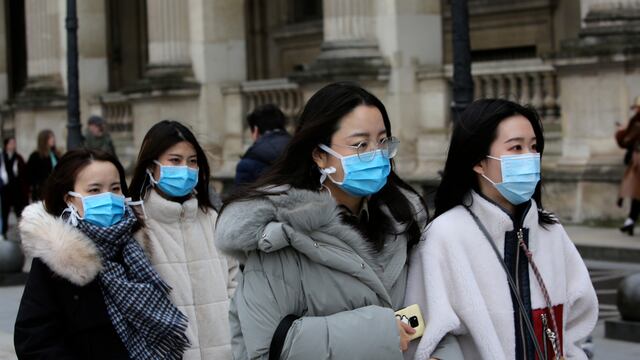 Turistas se protegen con mascarillas.