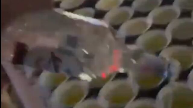 Un sujeti grabó cuando coloca una bebida  alcohólica a las bebidas para los comeptidores del Maratón CDMX