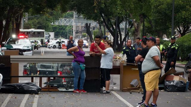 Con muebles de casa personas desalojadas bloquearon Avenida Fray Servando en la alcaldía Cuauhtémoc