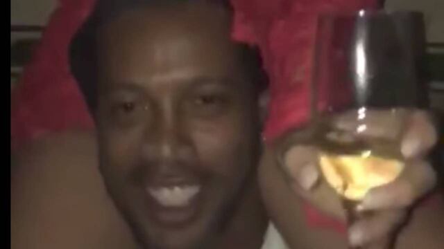 Ronaldinho visiblemente ebrio.