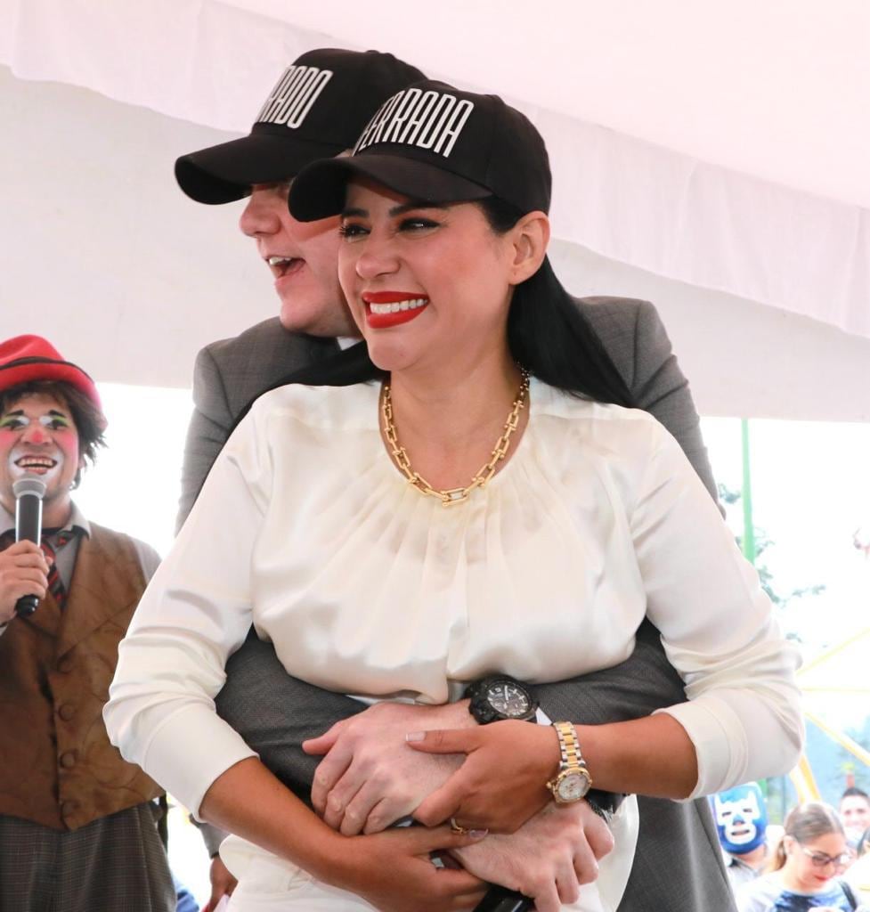 Sandra Cuevas y Adrián Rubalcava