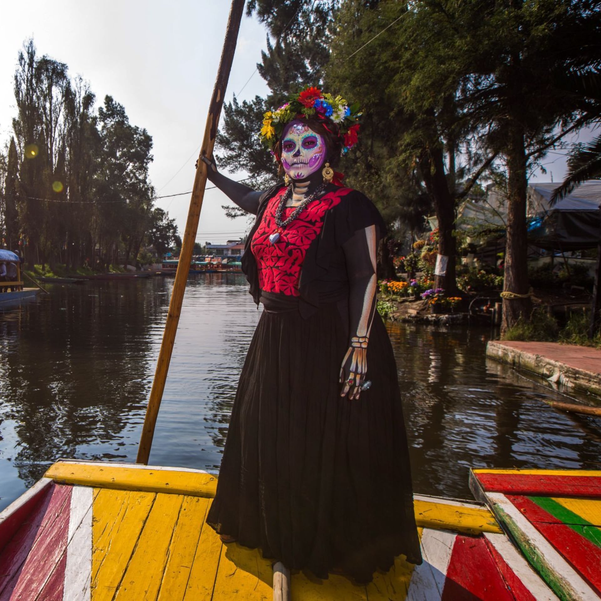 Los muertos navegan en trajineras en Xochimilco y podemos acompañarlos