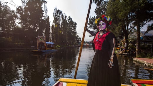 Los muertos navegan en trajineras en Xochimilco y podemos acompañarlos