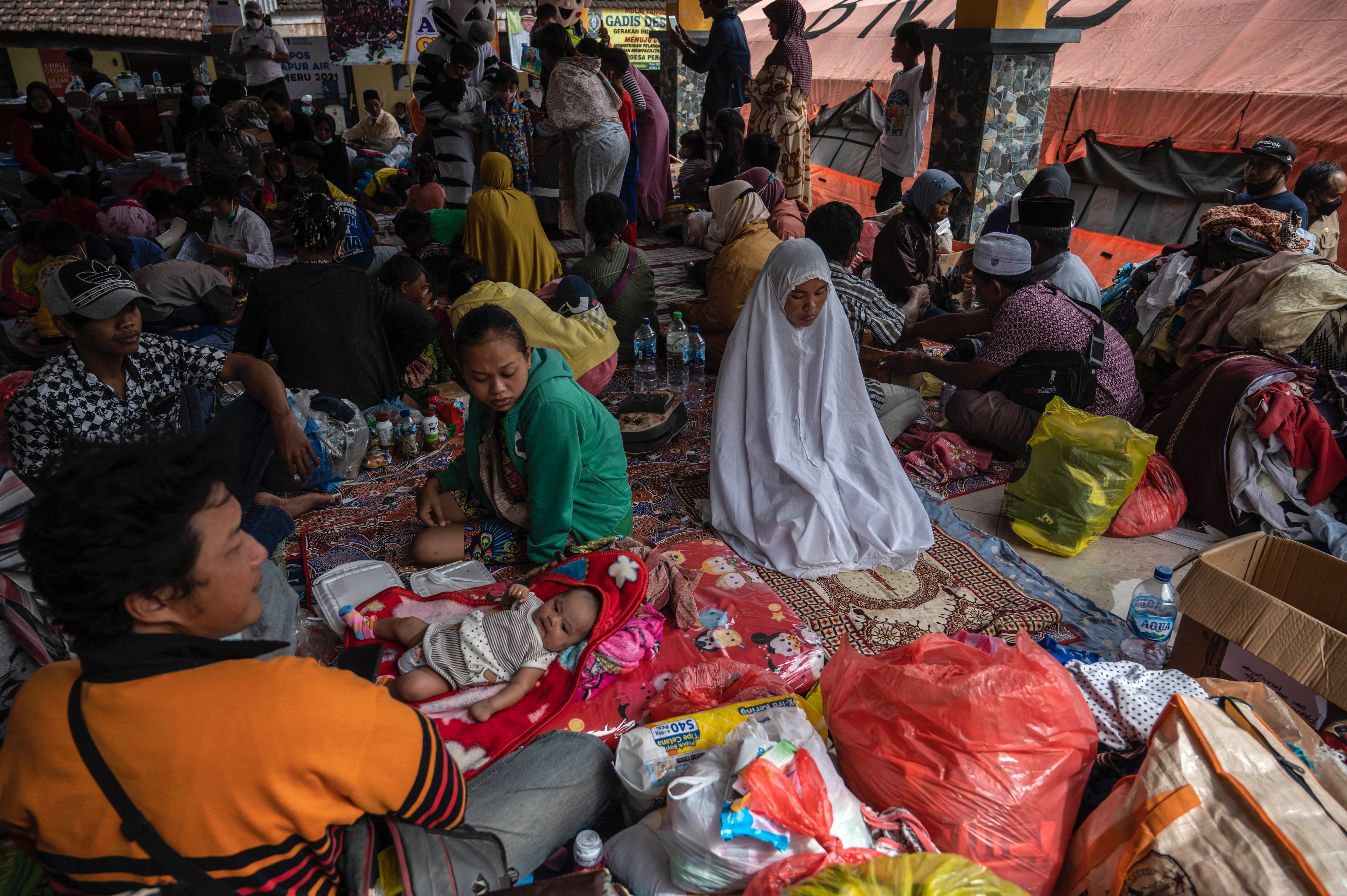 Desplazados por erupción de volcán en Indonesia