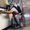 Hombre en silla de ruedas muestra como bajar las escaleras del metro CDMX (VIDEO)