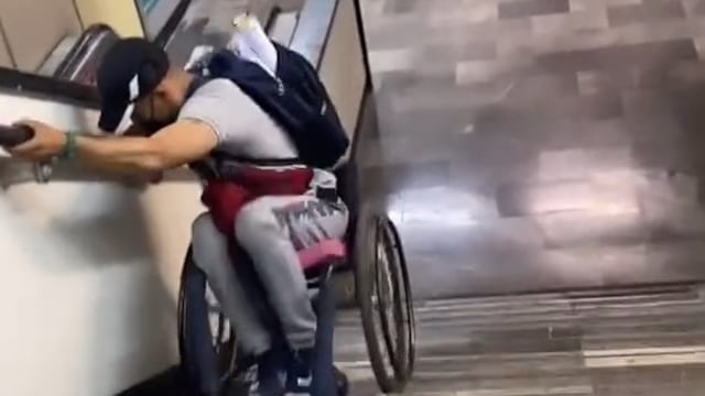 Hombre en silla de ruedas baja escaleras en metro CDMX