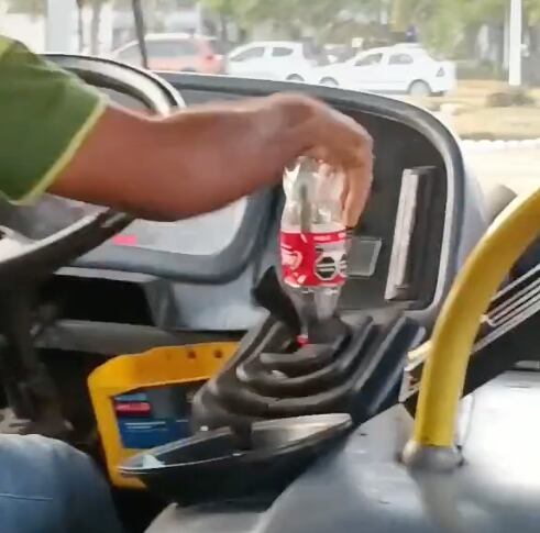 Chofer usa botella como palanca