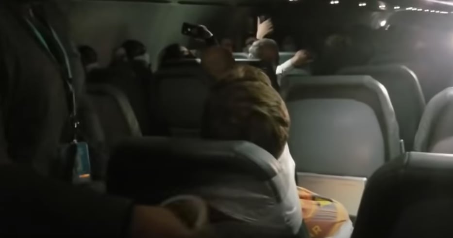 Pasajero de Frontier Airlines de amarrado