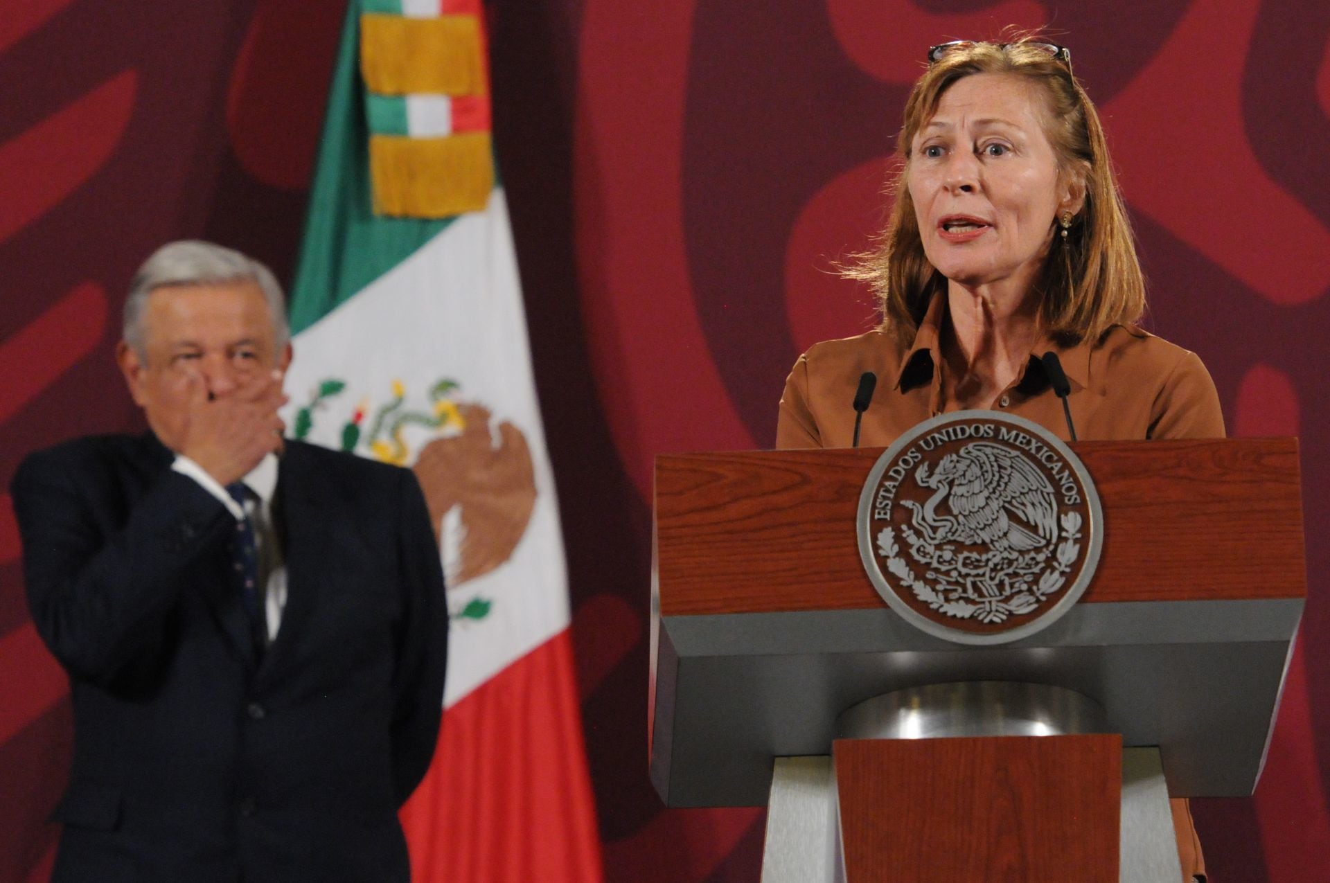 AMLO y Tatiana Clouthier en la mañanera donde anunció su renuncia a la Secretaría de Economía.