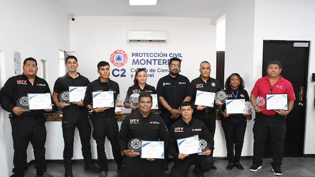 Monterrey reconoce a personal de Protección Civil por trayectoria.