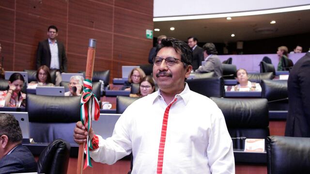 Adolfo Gómez, senador de Morena, justifica sacrificio de gallina en la Cámara de Senadores