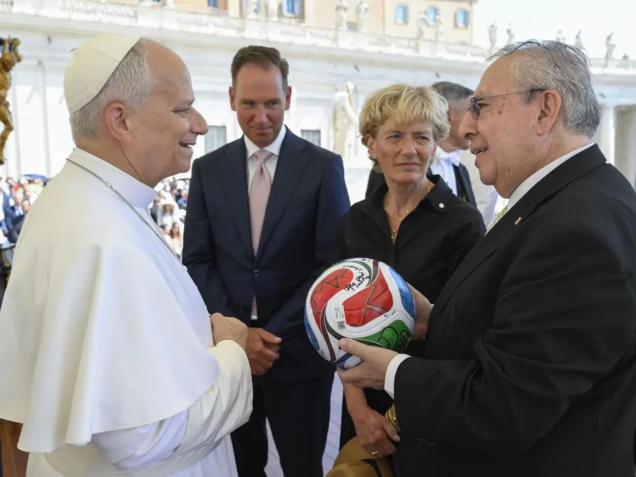 Papa León XVI recibe el balón oficial del Mundial 2026 durante encuentro con embajadores