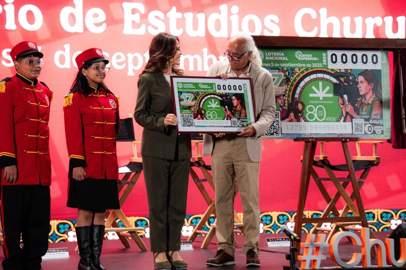 Olivia Salomón, directora de Lotería Nacional, develó el boleto conmemorativo de los 80 años de los Estudios Churubusco.