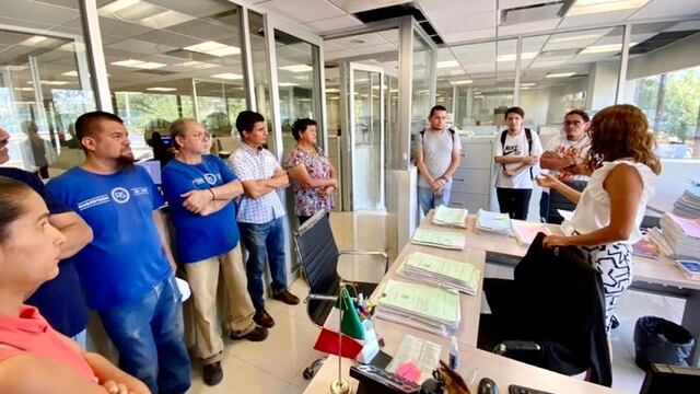 Trabajadores esperan su liquidación en NL. Foto: Plácido Garza