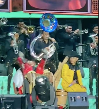 Eduin Caz se cae en concierto