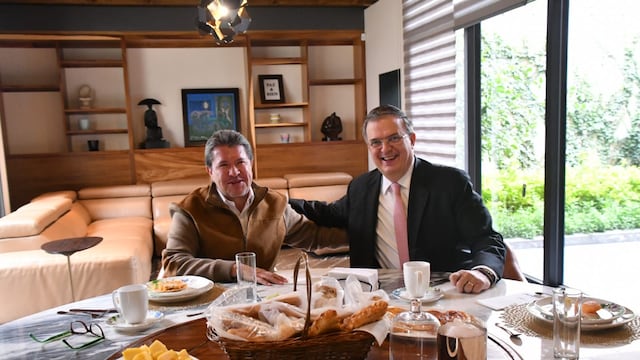 Ricardo Monreal y Marcelo Ebrard desayunan juntos