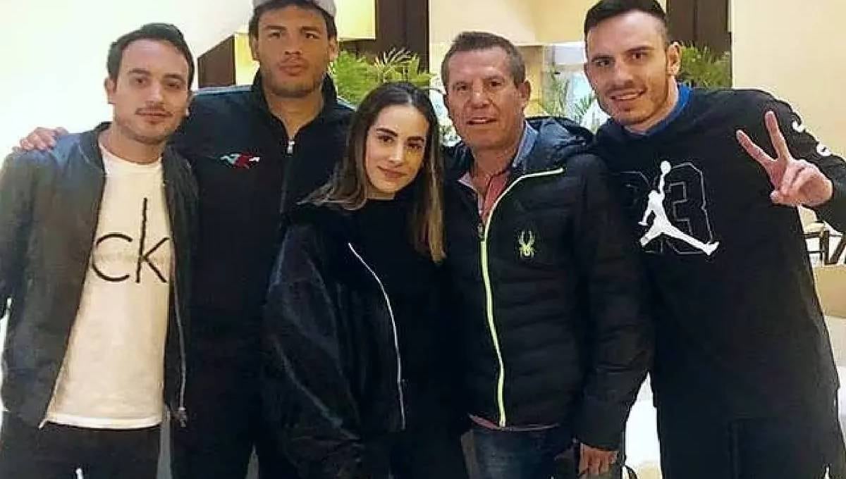 Julio César Chávez González con sus 4 hijos