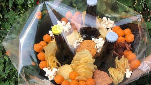 Ramo de botanas y cervezas