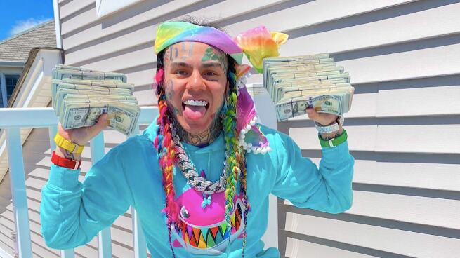 ¿Tekashi 6ix9ine no tiene dinero? Aseguran que tanto lujo y billetes tirados son una farsa