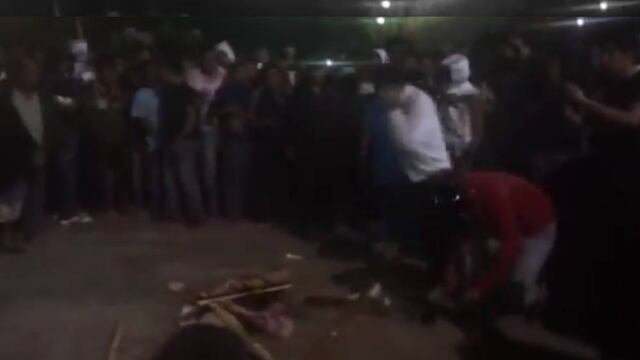 Los hombres se identificaron mediante sus credenciales de la empresa para la que trabajaban.