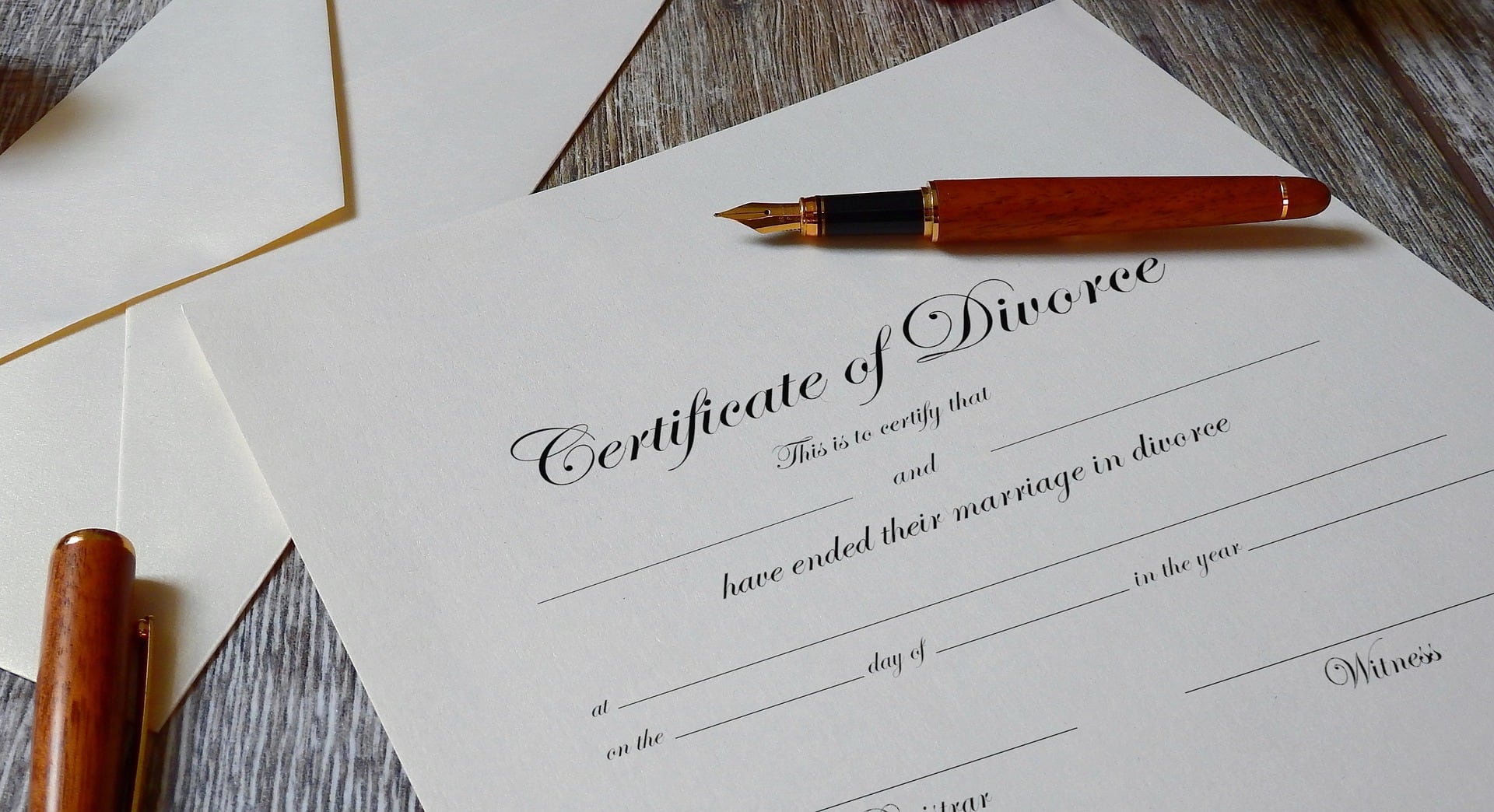 Pide el divorcio porque esposa "es fea" sin maquillaje
